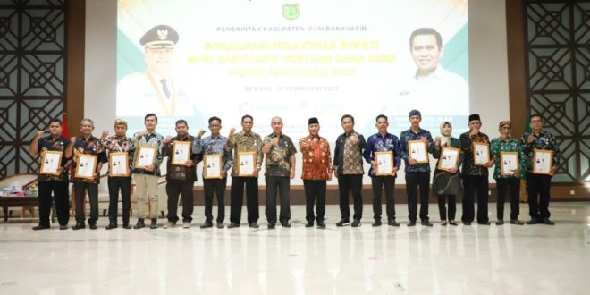 Pj. Bupati Muba, H. Apriyadi Mahmud Sematkan Lencana Penghargaan Kepada 13 Desa Mandiri, Jumat (17/02/2023). (Foto : Humas Pemkab MUBA)