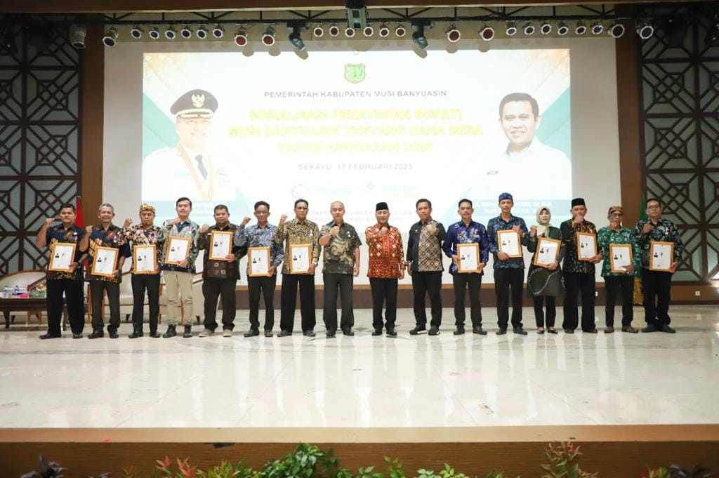 Pj. Bupati Muba, H. Apriyadi Mahmud Sematkan Lencana Penghargaan Kepada 13 Desa Mandiri, Jumat (17/02/2023). (Foto : Humas Pemkab MUBA)