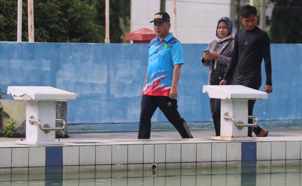 Pj. Bupati MUBA, H. Apriyadi Mahmud mengecek kolam renang Tirta Randik Sekayu, Sabtu (18/2/2023). (Foto : Humas Pemkab MUBA)