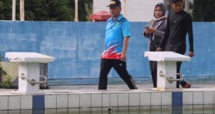 Pj. Bupati MUBA, H. Apriyadi Mahmud mengecek kolam renang Tirta Randik Sekayu, Sabtu (18/2/2023). (Foto : Humas Pemkab MUBA)