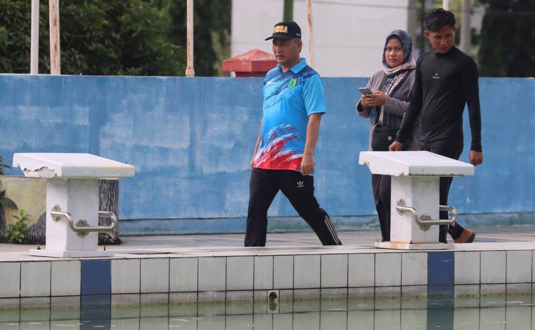 Pj. Bupati MUBA, H. Apriyadi Mahmud mengecek kolam renang Tirta Randik Sekayu, Sabtu (18/2/2023). (Foto : Humas Pemkab MUBA)