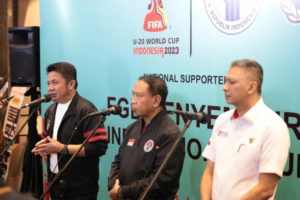Gubernur Sumatera Selatan, Herman Deru, didampingi Menteri Pemuda dan Olahraga Republik Indonesia serta Wakil Ketua Persatuan Sepak Bola Seluruh Indonesia, saat memberikan keterangan kepada wartawan pada FGD Penyempurnaan Inpres Nomor 4 Tahun 2019 tentang Sepak Bola Nasional. (foto : Humas Pemprov Sumsel)