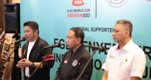 Gubernur Sumatera Selatan, Herman Deru, didampingi Menteri Pemuda dan Olahraga Republik Indonesia serta Wakil Ketua Persatuan Sepak Bola Seluruh Indonesia, saat memberikan keterangan kepada wartawan pada FGD Penyempurnaan Inpres Nomor 4 Tahun 2019 tentang Sepak Bola Nasional. (foto : Humas Pemprov Sumsel)