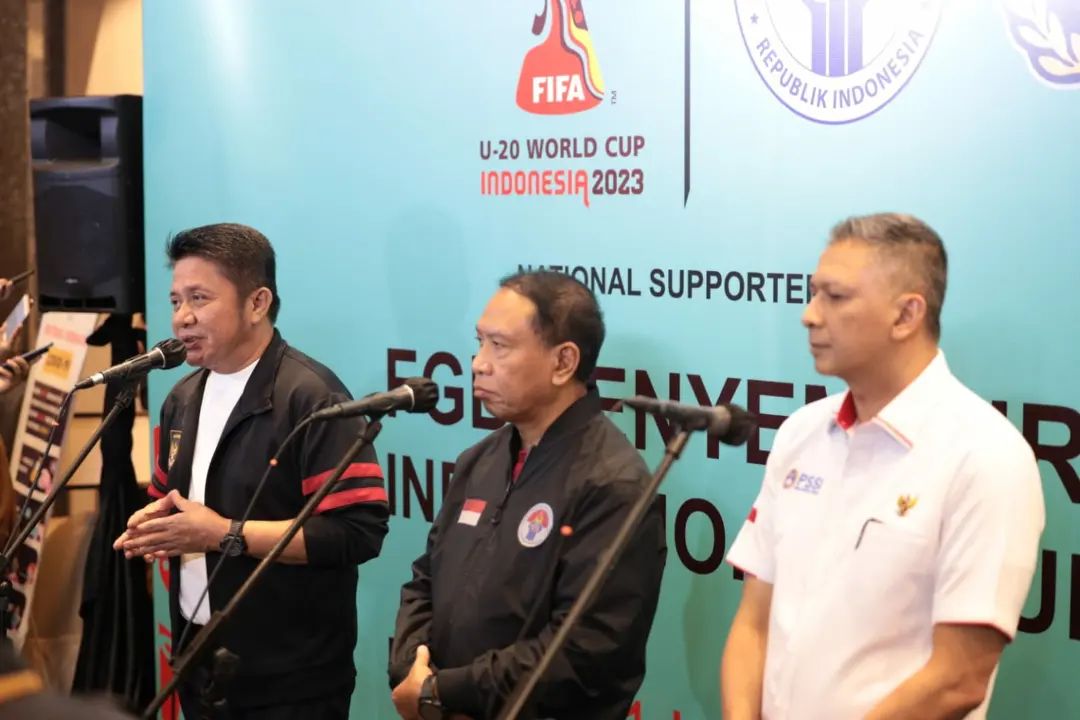 Gubernur Sumatera Selatan, Herman Deru, didampingi Menteri Pemuda dan Olahraga Republik Indonesia serta Wakil Ketua Persatuan Sepak Bola Seluruh Indonesia, saat memberikan keterangan kepada wartawan pada FGD Penyempurnaan Inpres Nomor 4 Tahun 2019 tentang Sepak Bola Nasional. (foto : Humas Pemprov Sumsel)