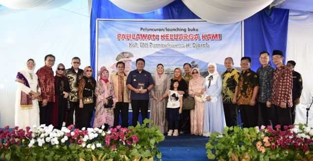 Herman Deru melaunching buku Pahlawan Keluarga Kami (PKK) Kolonel TNI Purn. Djarab di Desa Pelangkenidai, Pagaralam, Selasa (21/2). (Foto : Humas Prov. Sumsel)