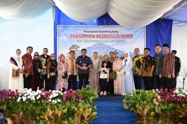 Herman Deru melaunching buku Pahlawan Keluarga Kami (PKK) Kolonel TNI Purn. Djarab di Desa Pelangkenidai, Pagaralam, Selasa (21/2). (Foto : Humas Prov. Sumsel)