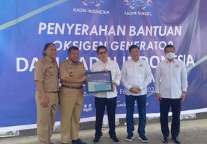 Kamar Dagang dan Industri (Kadin) Indonesia menyerahkan satu unit oksigen generator senilai Rp 1,3 Miliar kepada Pemprov Sumsel melalui RSUD Siti Fatimah Palembang, Senin (6/2).