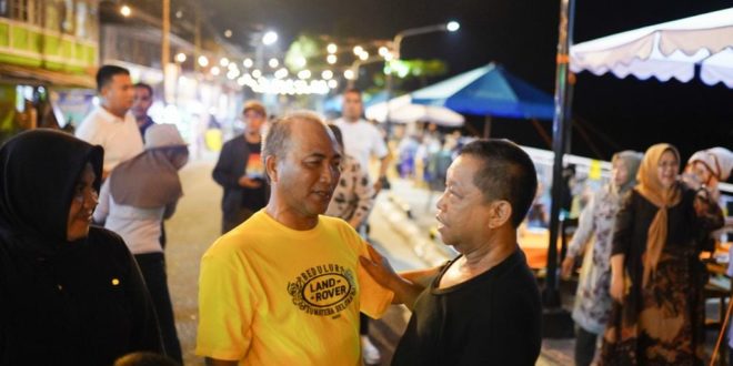 Pj. Bupati Kabupaten Musi Banyuasin, Apriyadi Mahmud, mengisi malam dengan mengunjungi Pusat Jajanan di area Kirab Sekayu, hari Sabtu malam tanggal 4 Januari 2023.