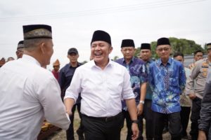 Herman Deru, saat meninjau pembangunan masjid tersebut, Minggu (5/2). (Foto : Humas Prov. Sumsel)