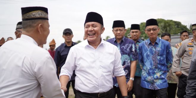 Herman Deru, saat meninjau pembangunan masjid tersebut, Minggu (5/2). (Foto : Humas Prov. Sumsel)
