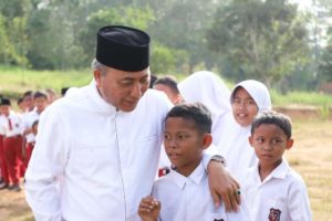 Pj. Bupati Kabupaten Musi Banyuasin, Apriyadi Mahmud, berdialog dengan Siswa SDN 2 Bayat Ilir Kecamatan Bayung Lencir, hari Selasa tanggal 14 Februari 2023. (Foto : Humas Pemkab MUBA)
