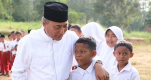 Pj. Bupati Kabupaten Musi Banyuasin, Apriyadi Mahmud, berdialog dengan Siswa SDN 2 Bayat Ilir Kecamatan Bayung Lencir, hari Selasa tanggal 14 Februari 2023. (Foto : Humas Pemkab MUBA)