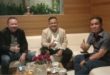 Efriansyah dan Firsa yang merupakan Bakal Calon Bupati dan Wakil Bupati Kabupaten Musi Rawas Utara berbincang dengan Fauzi H. Amro, Anggota DPR Republik Indonesia. (foto : Efriansyah)