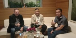 Efriansyah dan Firsa yang merupakan Bakal Calon Bupati dan Wakil Bupati Kabupaten Musi Rawas Utara berbincang dengan Fauzi H. Amro, Anggota DPR Republik Indonesia. (foto : Efriansyah)