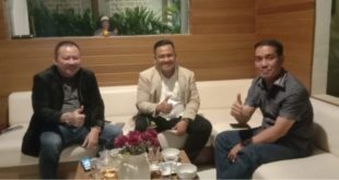 Efriansyah dan Firsa yang merupakan Bakal Calon Bupati dan Wakil Bupati Kabupaten Musi Rawas Utara berbincang dengan Fauzi H. Amro, Anggota DPR Republik Indonesia. (foto : Efriansyah)