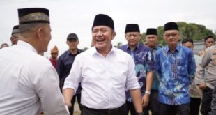 Herman Deru, saat meninjau pembangunan masjid tersebut, Minggu (5/2). (Foto : Humas Prov. Sumsel)