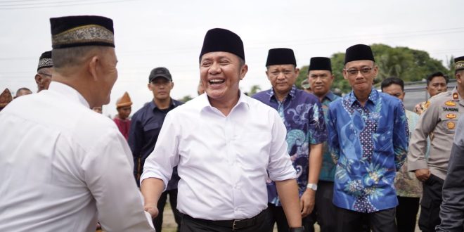 Herman Deru, saat meninjau pembangunan masjid tersebut, Minggu (5/2). (Foto : Humas Prov. Sumsel)