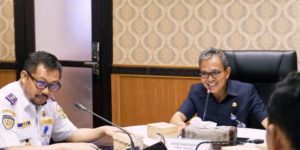 Ir. S.A. Supriono memimpin langsung rapat pembahasan mengenai perawatan taman dari simpang bandara sampai area Bandara SMB II Palembang, di Ruang Rapat Sekda Kamis (9/2) pagi. (Foto : Humas Prov. Sumsel)