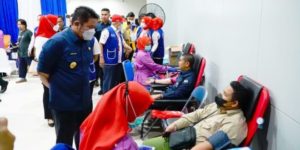 Gubernur Sumsel, Herman Deru, menyaksikan kegiatan Donor Darah yang digelar oleh PMI Sumsel bersama IKAPPI Sumsel, di Stasiun LRT Ampera, tanggal 14 Februari 2023. (foto : Humas Pemprov Sumsel)