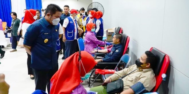 Gubernur Sumsel, Herman Deru, menyaksikan kegiatan Donor Darah yang digelar oleh PMI Sumsel bersama IKAPPI Sumsel, di Stasiun LRT Ampera, tanggal 14 Februari 2023. (foto : Humas Pemprov Sumsel)