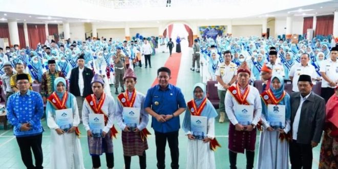 Gubernur Sumsel, Herman Deru, bersama peserta wisuda Tahfidz VII Fakultas Ilmu Tarbiyah dan Keguruan Universitas Islam Negeri Raden Fatah Palembang, hari Rabu tanggal 15 Februari 2023. (foto : Humas Pemprov Sumsel)