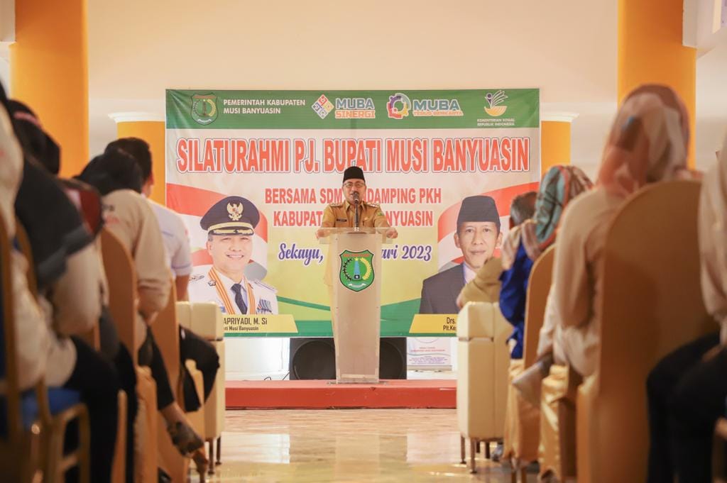 Pj Bupati Musi Banyuasin, H. Apriyadi saat bersilahturahmi dengan SDM Pendamping Program Keluarga Harapan (PKH), Senin (20/02/2023). (Foto : Humas Pemkab MUBA)