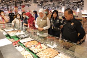 Wawako Fitrianti Agustinda memantau langsung ketersedian sembako di Gudang Bulog Drive III Sumsel Babel, Jumat (10/3/2023). (FOTO: KOMINFO).