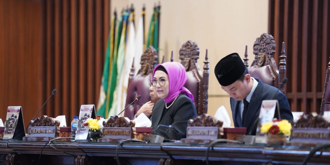 Pimpinan Rapat Paripurna LXI (61) DPRD Sumsel hari Jum’at tanggal 3 Maret 2023 dengan agenda Penyampaian Laporan Pembahasan Empat Usulan Raperda dari Eksekutif. (foto : Humas DPRD Sumsel)