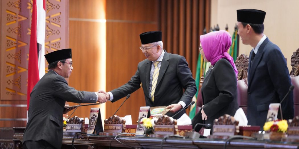 Juru Bicaran Pansus IV DPRD Sumsel, H. Alfrenzi Panggarbesi, menyampaikan Laporan Pembahasan Raperda tentang Pajak Daerah dan Retribusi Daerah, hari Jum’at tanggal 3 Maret 2023 di Ruang Rapat Paripurna DPRD Sumsel. (foto : Humas DPRD Sumsel)