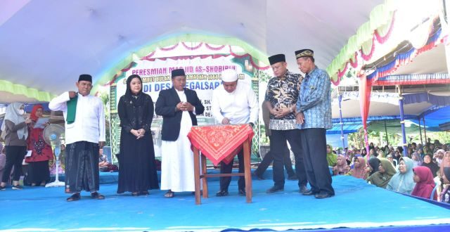 Peresmian Pembangunan Masjid Al Shobirin Desa Tegal Sari OKU Timur. (Foto : Humas Prov. Sumsel)