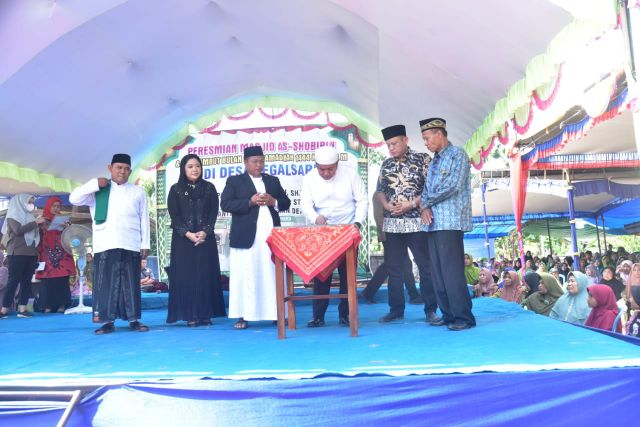 Peresmian Pembangunan Masjid Al Shobirin Desa Tegal Sari OKU Timur. (Foto : Humas Prov. Sumsel)