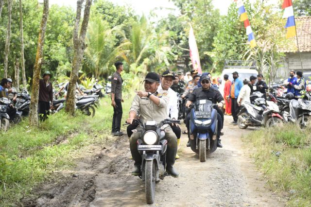 Dorong Produtifitas Padi di OKI, Pemprov Sumsel Berikan Bantuan Sarana Produksi. (Foto : Humas Prov. Sumsel)