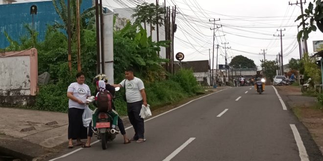 Santri Dukung Ganjar Sumsel kembali menggelar aksi sosial Jum'at Berkah Berbagi di Jalanan Kota Palembang.