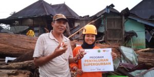 Rumah Zakat Sumsel menurunkan 4 orang relawan untuk menyalurkan bantuan tahap awal ke korban yang terdampak banjir desa Keban Agung Kabupaten Lahat, melalui Posko Induk Kecamatan di lokasi bencana. (foto : Rumah Zakat)