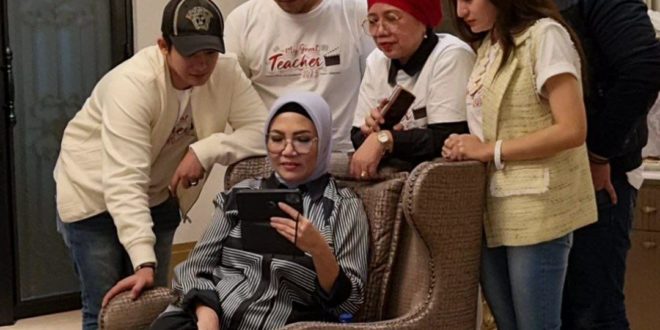Ketua DPRD Sumatera Selatan Hj. RA Anita Noeringhati, SH., MH menerima silaturahmi pemain hingga Executive Producer film My Great Teacher 2023, Sabtu (18/3/2023).