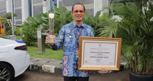 Walikota Palembang Harnojoyo usai menerima penghargaan PPKM Awards 2023. (FOTO: IST)