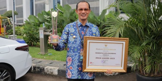 Walikota Palembang Harnojoyo usai menerima penghargaan PPKM Awards 2023. (FOTO: IST)