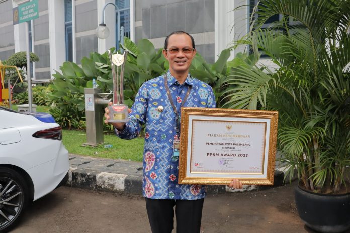 Walikota Palembang Harnojoyo usai menerima penghargaan PPKM Awards 2023. (FOTO: IST)