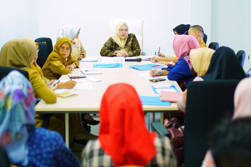 Ketua Tim Penggerak (TP) Pemberdayaan dan Kesejahteraan Keluarga (PKK) Kabupaten Musi Banyuasin (Muba), Hj. Asna Aini, memimpin Rapat Pengurus di Sekretariat PKK Muba, hari Selasa tanggal 28 Maret 2023. (foto : Humas Pemkab Muba)