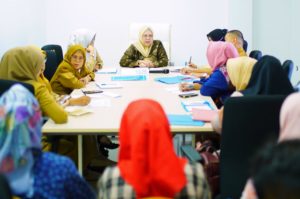 Ketua Tim Penggerak (TP) Pemberdayaan dan Kesejahteraan Keluarga (PKK) Kabupaten Musi Banyuasin (Muba), Hj. Asna Aini, memimpin Rapat Pengurus di Sekretariat PKK Muba, hari Selasa tanggal 28 Maret 2023. (foto : Humas Pemkab Muba)