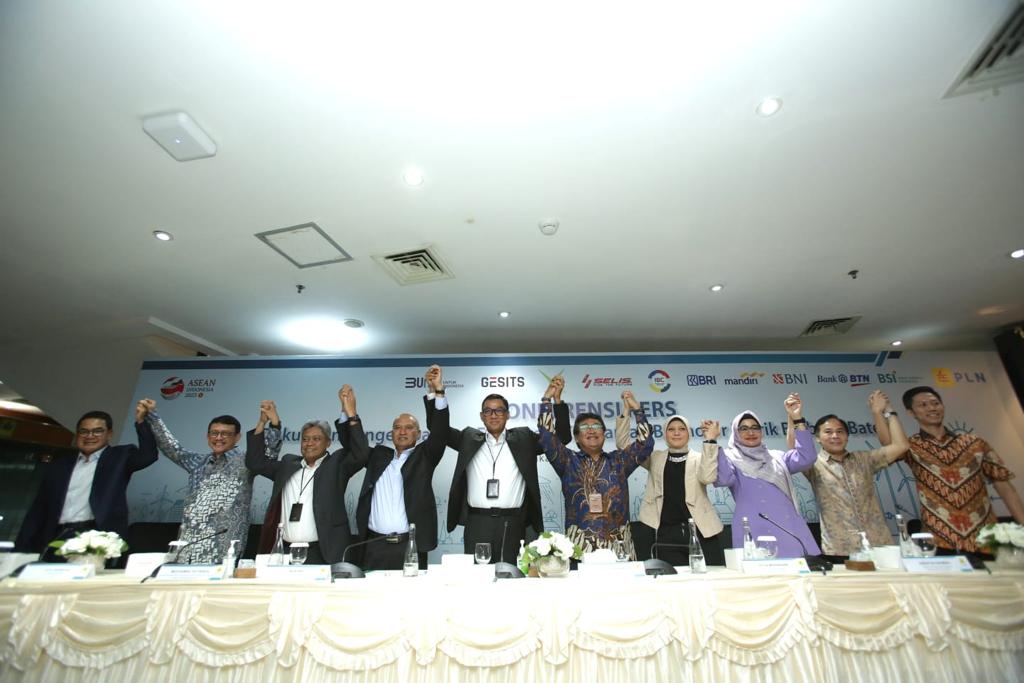PT. PLN bersama Bank-Bank yang tergabung di dalam Himpunan Bank Negara (Himbara) saat Konferensi Pers dengan tema Dukungan Pengembangan Ekosistem KBLBB, di Jakarta pada hari Jum'at tanggal 10 Maret 2023. (foto : SMSI Sumsel)`