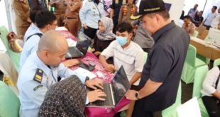 Wali Kota Lubuklinggau, H. SN Prana Putra Sohe, meninjau pelayanan pembuatan Perseroan Perseorangan (PP) bagi UMKM di Kota Lubuklinggau yang dipusatkan di Taman Olahraga Megang (TOM) Lubuklinggau, hari Selasa tanggal 28 Maret 2023.