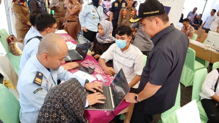 Wali Kota Lubuklinggau, H. SN Prana Putra Sohe, meninjau pelayanan pembuatan Perseroan Perseorangan (PP) bagi UMKM di Kota Lubuklinggau yang dipusatkan di Taman Olahraga Megang (TOM) Lubuklinggau, hari Selasa tanggal 28 Maret 2023.