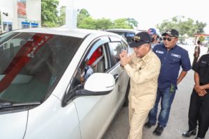 Pj Bupati Muba Drs H Apriyadi MSi menyempatkan diri untuk berbagi THR kepada warga dan menyapa para pemudik, Rabu (19/4/2023) siang.