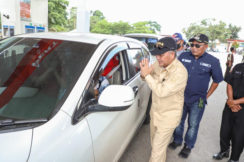 Pj Bupati Muba Drs H Apriyadi MSi menyempatkan diri untuk berbagi THR kepada warga dan menyapa para pemudik, Rabu (19/4/2023) siang.