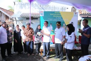 Sekda Kota Palembang Drs Ratu Dewa melihat rumah yang direnovasi dari program bedah rumah, Rabu (12/4/2023). (FOTO: SS 1/ARI).