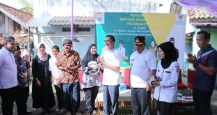 Sekda Kota Palembang Drs Ratu Dewa melihat rumah yang direnovasi dari program bedah rumah, Rabu (12/4/2023). (FOTO: SS 1/ARI).