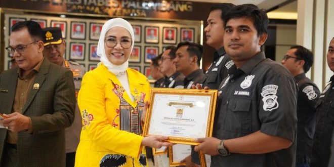 RA Anita Berikan Penghargaan ke Satresnarkoba Palembang