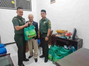 simbolis bantuan diterima langsung oleh Ketua Umum KONI Sumsel H. Hendri Zainuddin melalui Kepala Bidang Kerjasama Dalam Negeri dan Antar Lembaga H. Fahrurrozie Bey pada Kamis, 30 Maret 2023.