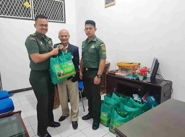 simbolis bantuan diterima langsung oleh Ketua Umum KONI Sumsel H. Hendri Zainuddin melalui Kepala Bidang Kerjasama Dalam Negeri dan Antar Lembaga H. Fahrurrozie Bey pada Kamis, 30 Maret 2023.